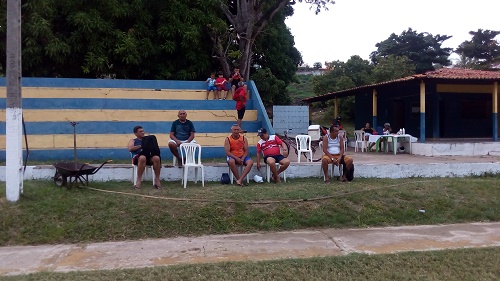 Atletas dos Empachados esperando o jogo (Foto: Sandro Vagner)