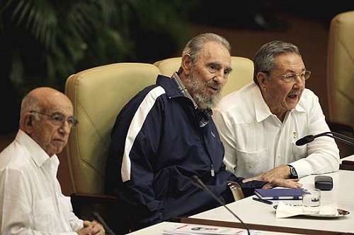 Rául Castro (à dir.), ao lado do irmão Fidel (centro); Fidel morre em Cuba aos 90 anos