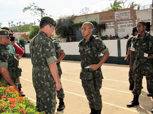 Inspeção de documentos/Foto: Sandro Vagner