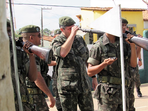 Inspeção de armas/Foto: Sandro Vagner